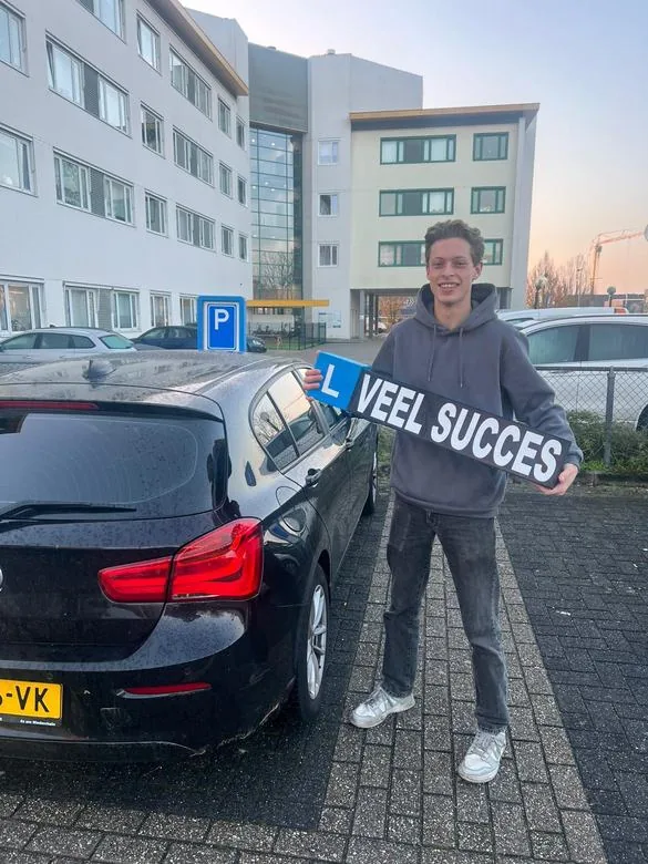 Geslaagde leerling met VEEL SUCCES-bord