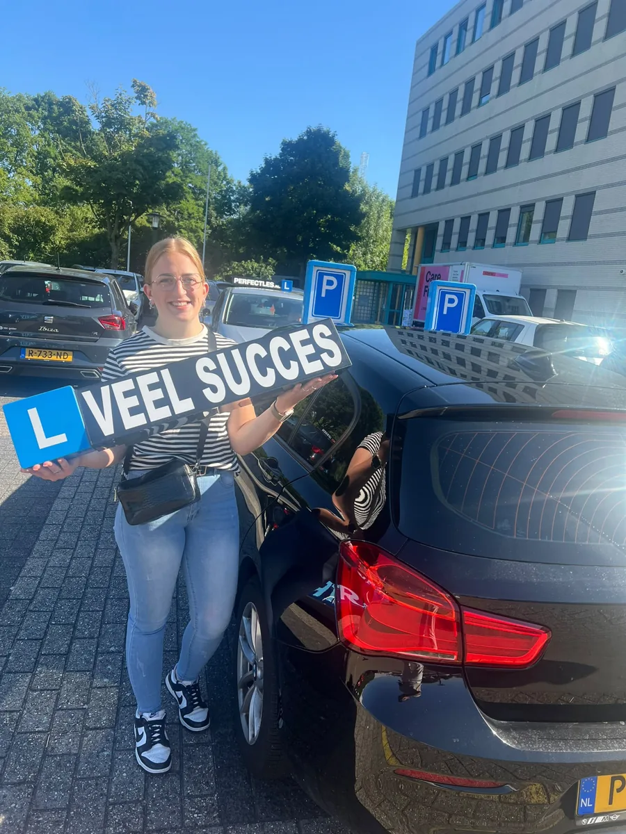 Geslaagde leerling met VEEL SUCCES-bord