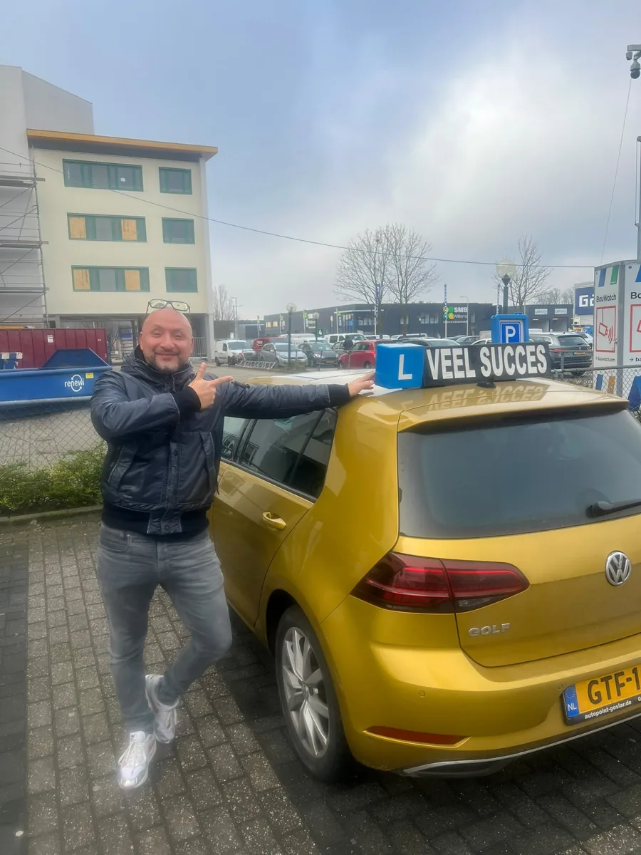 Geslaagde leerling bij de lesauto