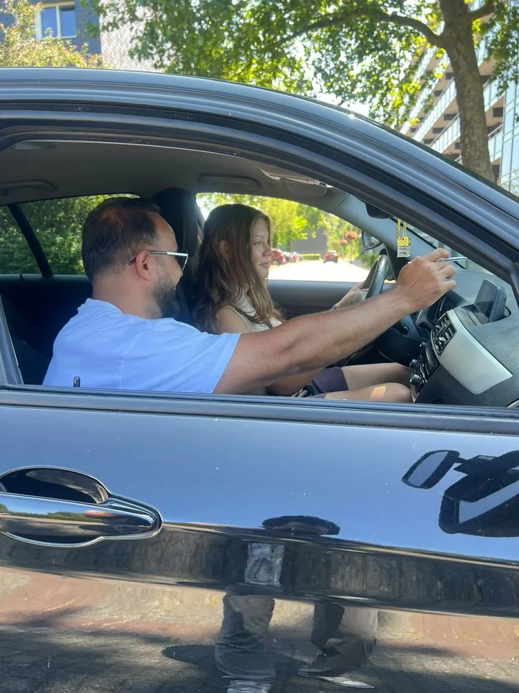 Rijles onderweg met de instructeur naast de leerling