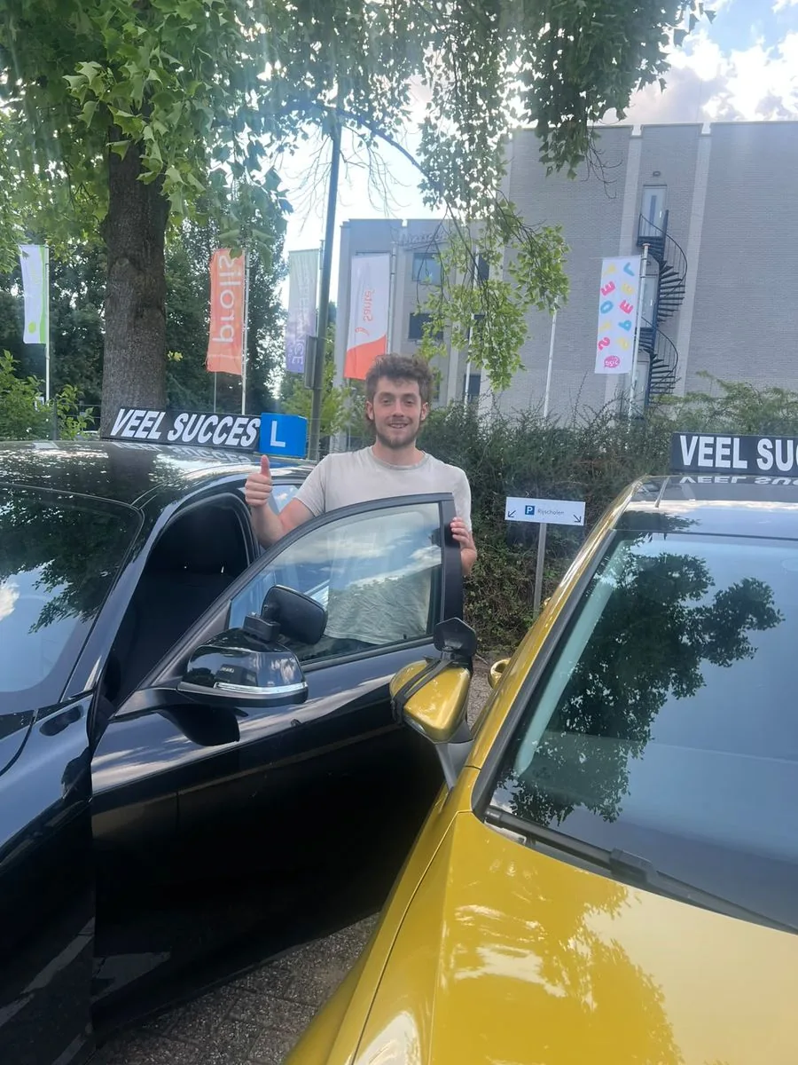 Lesauto van Rijschool Veel Succes van binnen