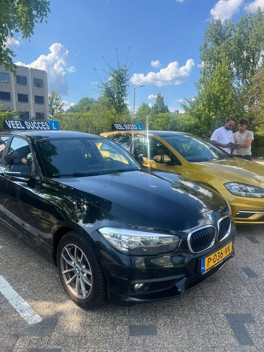 Lesauto onderweg tijdens een rijles