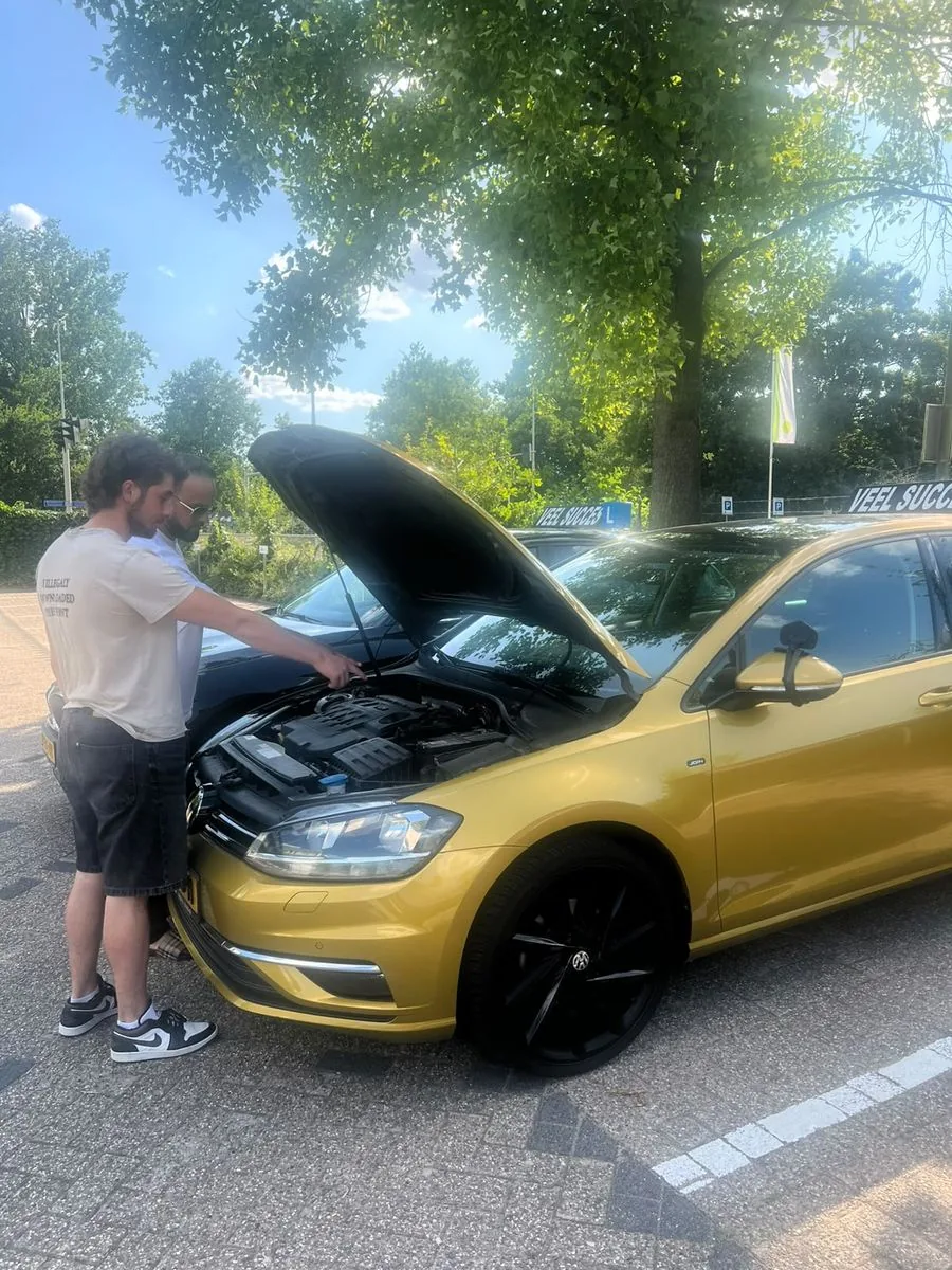 Rijles in de lesauto met de instructeur